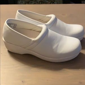 SafeTstep white nursing shoes